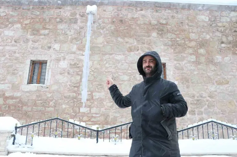 Sivas buz kesti, 3 metrelik buz sarkıtları oluştu
