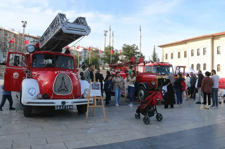 Sivas itfaiyesinin emektarları görücüye çıktı
