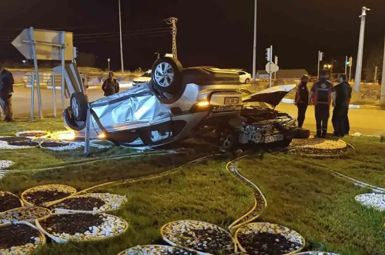 Sivas’ta iki otomobil çarpıştı, sürücüleri yaralandı

