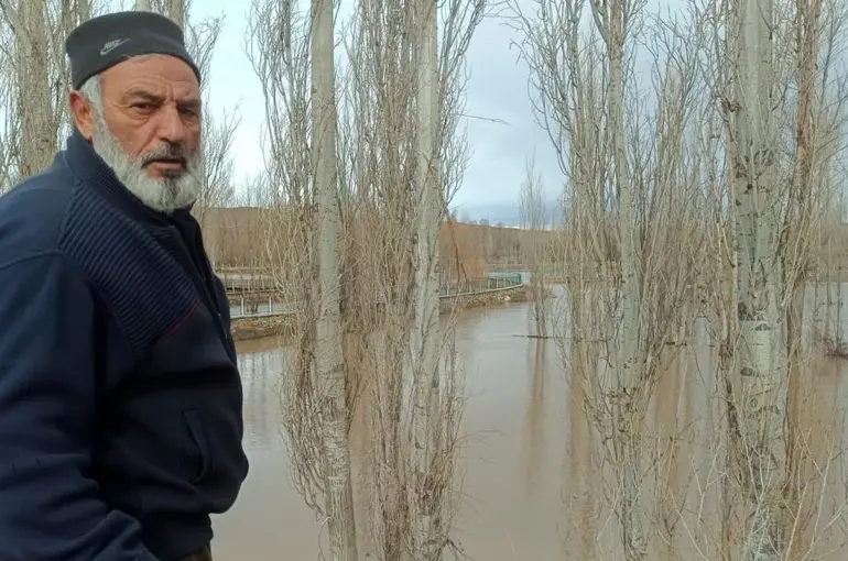 Sivas’ta karların erimesi ile dereler taştı, tarım arazileri göle döndü

