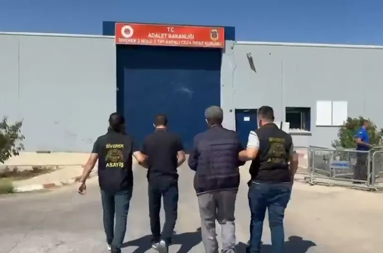 Siverek’te 25’er yıl hapis cezasıyla aranan 2 firari yakalandı
