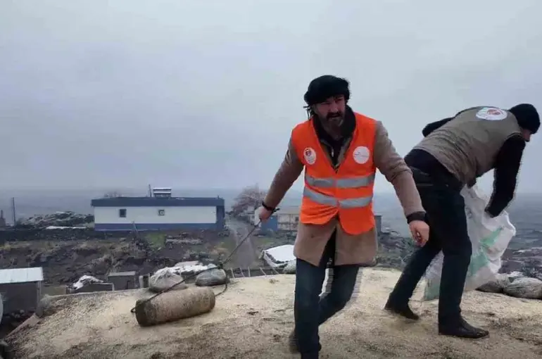 Siverek’te mağdur aileye hayırseverlerden destek
