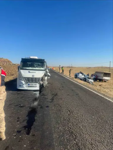 Siverek’te otomobil ile çekici çarpıştı: 3 yaralı
