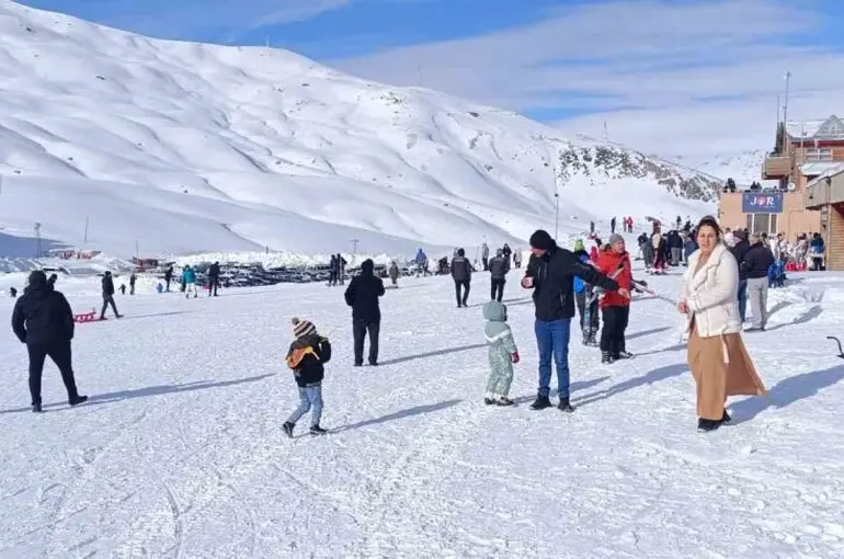 Soğuk hava kayak keyfini gölgede bıraktı
