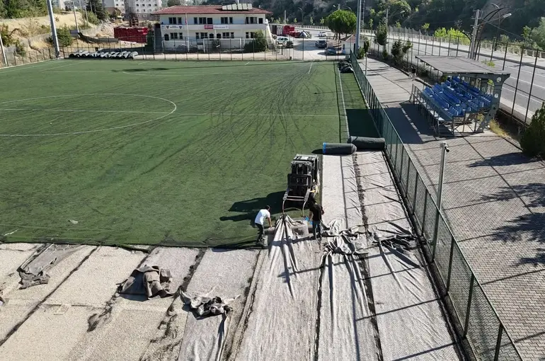 Soğuksu Sentetik Futbol Sahası’nın zemini yenileniyor

