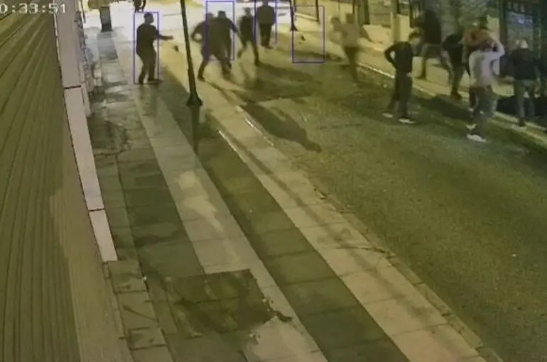 Sokak ortasında öldüresiye adam dövdüler