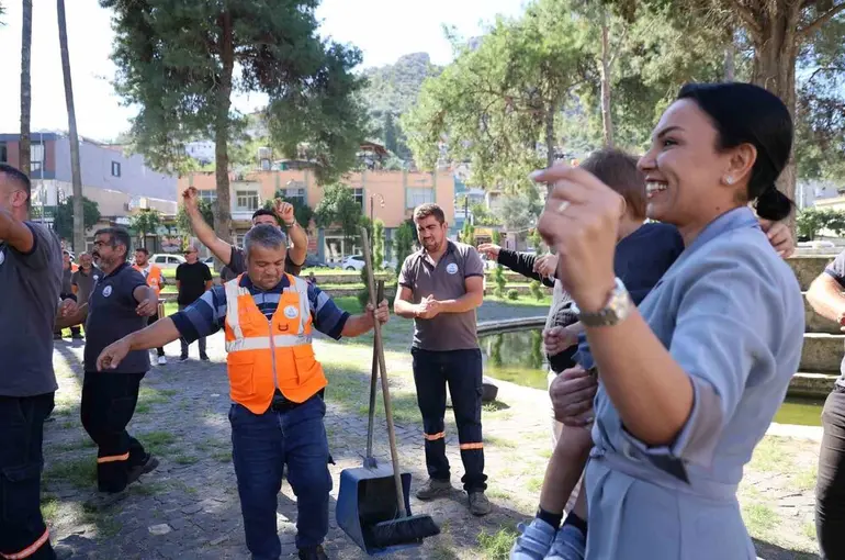 Sokakları tertemiz yaptılar, prim alınca davul zurnayla teşekkür ettiler
