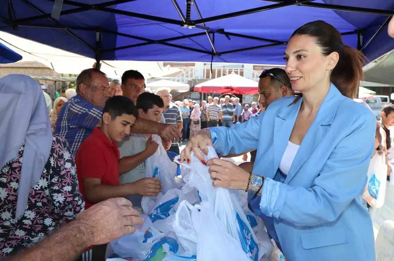 Söke Belediyesi’nin unları, Bağarası’nda vatandaşlara dağıtıldı
