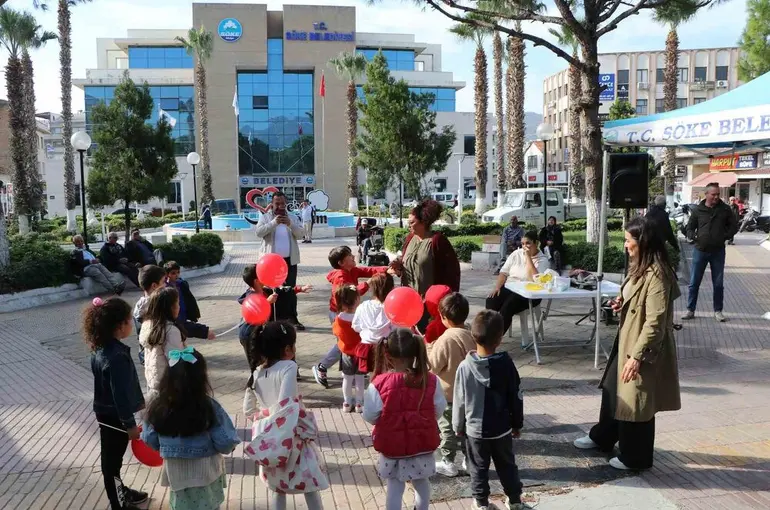 Söke’de Belediye Meydanı renkli görüntülere sahne oldu
