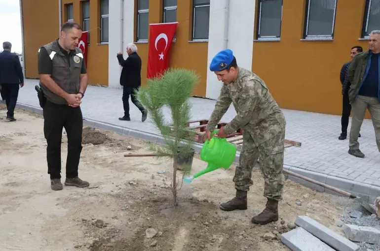 Söke’de "Yeşil Vatan" için fidanlar toprakla buluştu
