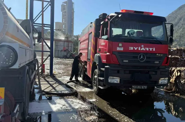Söke’deki kağıt fabrikası yangınına itfaiyeden hızlı müdahale
