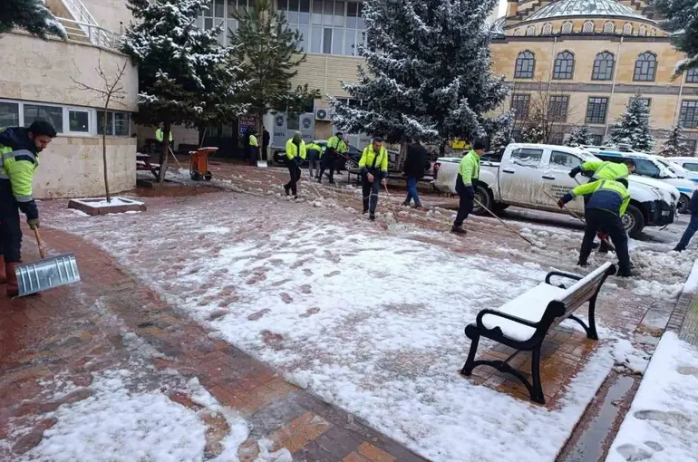 Sorgun Belediyesi ekipleri karla mücadele için sahada

