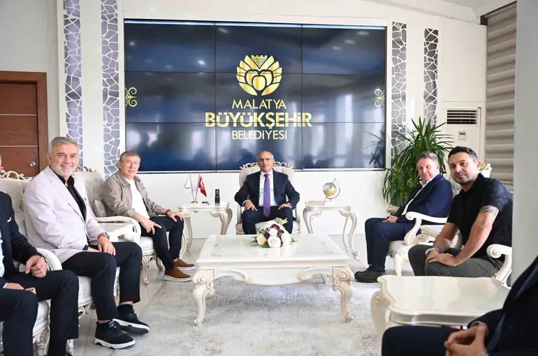 Spor dünyasının ünlü isimlerinden Başkan Er’e övgü
