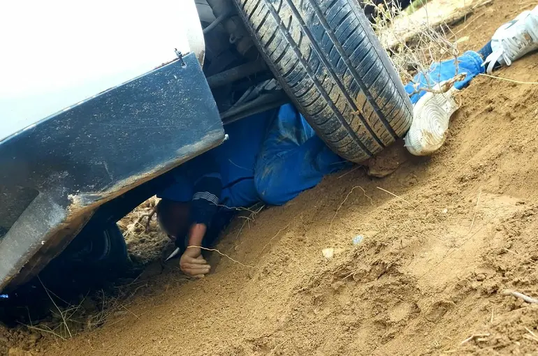 Su doldururken kendi aracının altında ezildi

