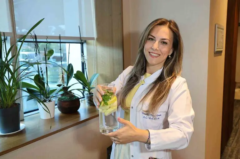 Su ihtiyacını asitli içeceklerden karşılamak sindirim sorunlarına yol açıyor
