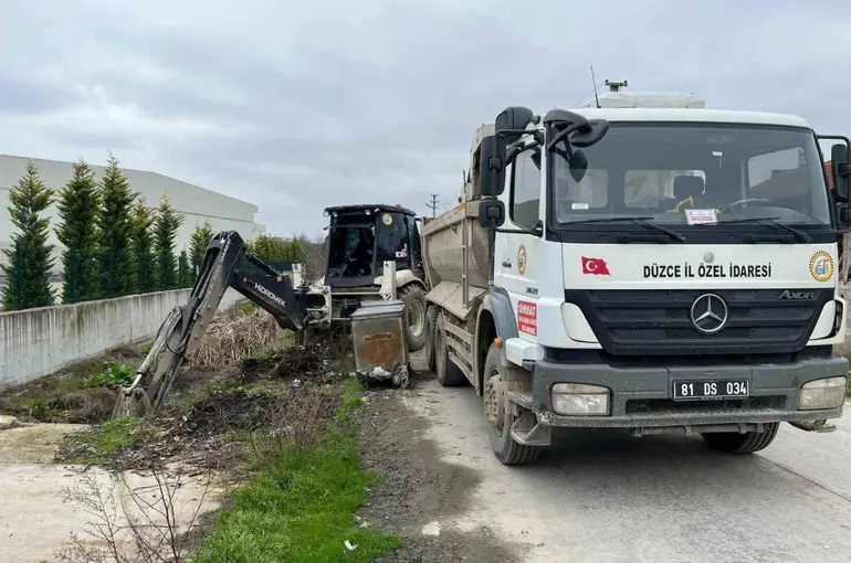 Su kanaları temizleniyor
