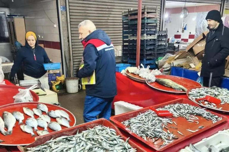 Su ürünleri denetlendi, balık boyları tek tek ölçüldü

