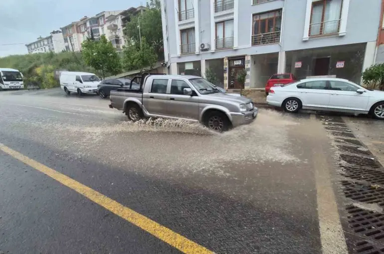 Süleymanpaşa’da şiddetli sağanak: Yollar dereye döndü
