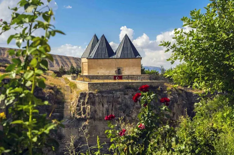 Sultan Melik Türbesi, Mengücekli tarihine ışık tutuyor
