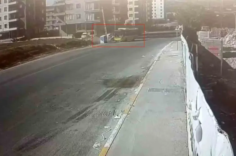 Sultanbeyli’de İETT otobüsü ile otomobil çarpıştı: 1’i bebek 4 yaralı
