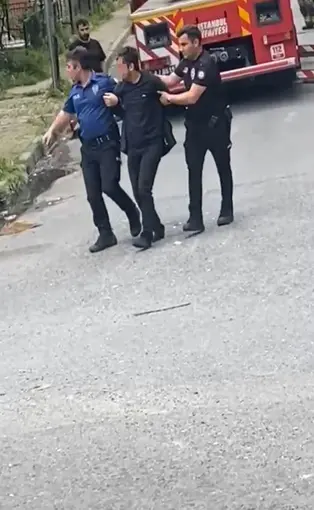 Sultangazi’de bir şahıs annesini evde rehin aldı

