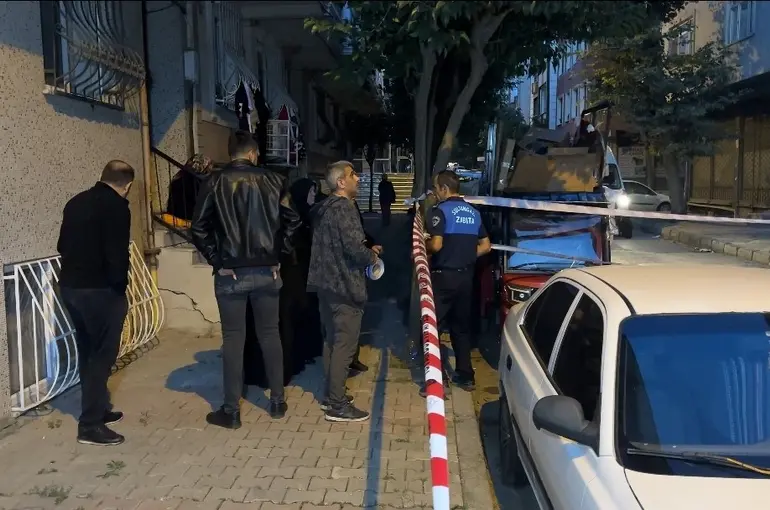Sultangazi’de duvarlarında çatlaklar oluşan iki apartman tedbiren tahliye edildi
