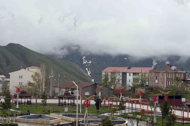 Sümbül Dağı mayısta beyaza büründü
