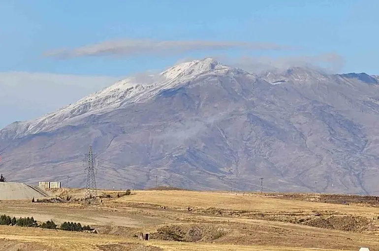 Süphan Dağı’na mevsimin ilk karı düştü

