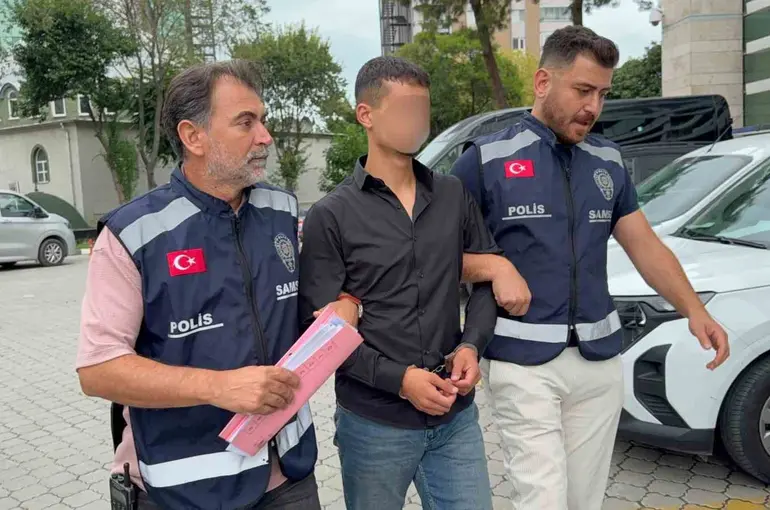 Şüphe üzerine durdurulan şahsın üzerinden ruhsatsız tabanca çıktı
