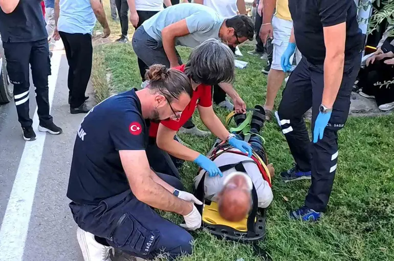 Sürücüsü rahatsızlanan servis minibüsü refüje çıktı: 6 yaralı
