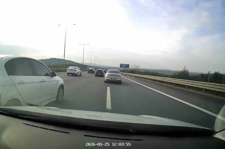 Sürücüyü sıkıştıran trafik magandası kamerada
