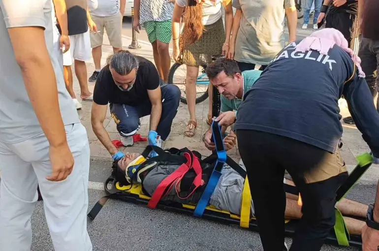 Sürüklenen motosiklet yayaların arasına daldı: 3 yaralı

