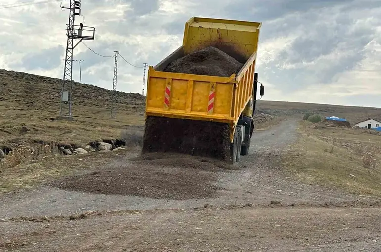 Susuz’da köy yollarının yapımı sürüyor
