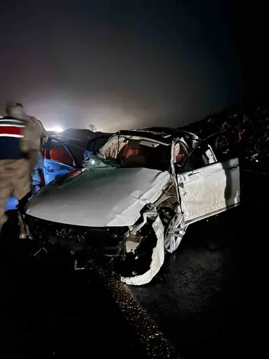 Takla atan otomobil hurdaya döndü: 1 ölü, 1 yaralı
