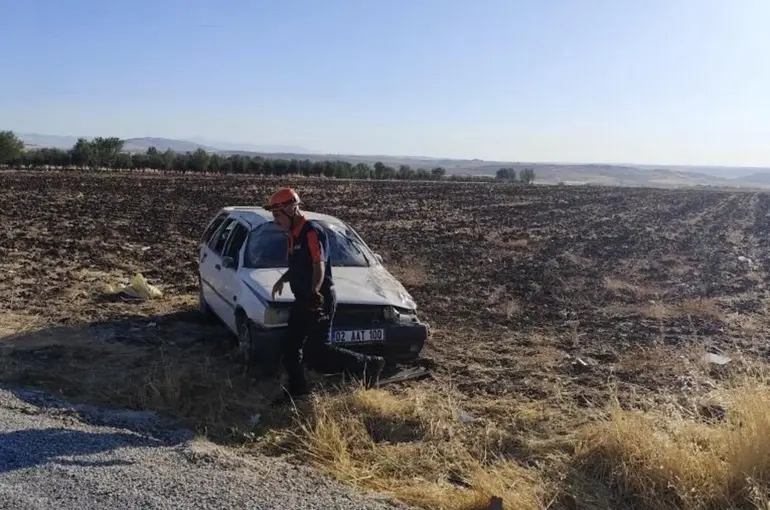 Takla atan otomobildeki 2 kişi yaralandı
