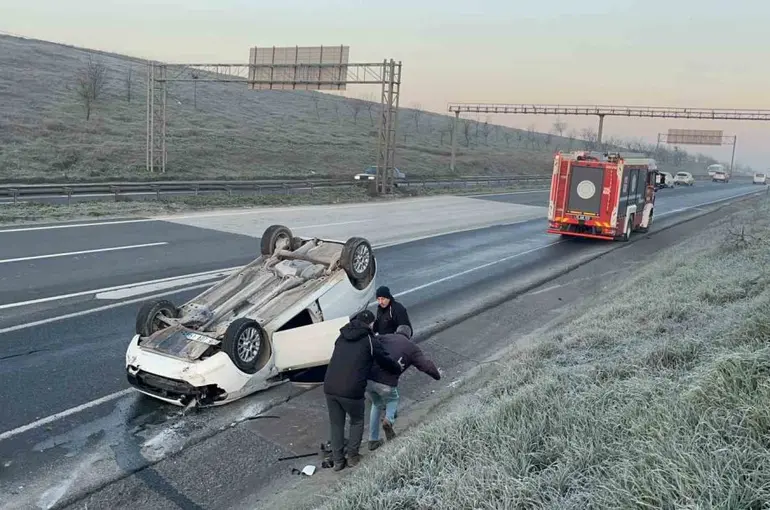 Takla atan otomobildeki 3 arkadaş emniyet kemeri sayesinde yara almadan kurtuldu
