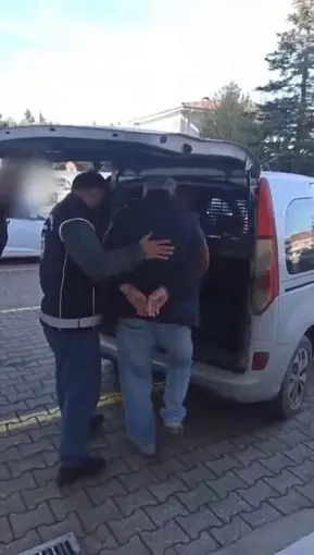 Taksiden yolcu yerine 3 kaçak göçmen çıktı
