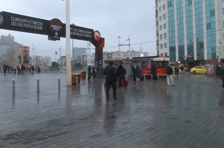 Taksim’de kar yağışı aralıklarla etkisini gösteriyor
