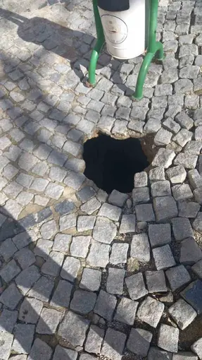 Tarihi altyapı çöktü, yol trafiğe kapatıldı
