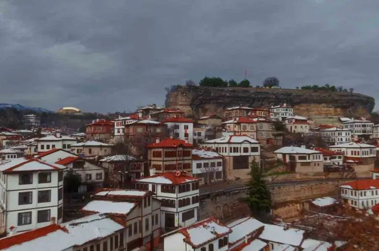 Tarihi Safranbolu evlerinde masalsı kış manzarası
