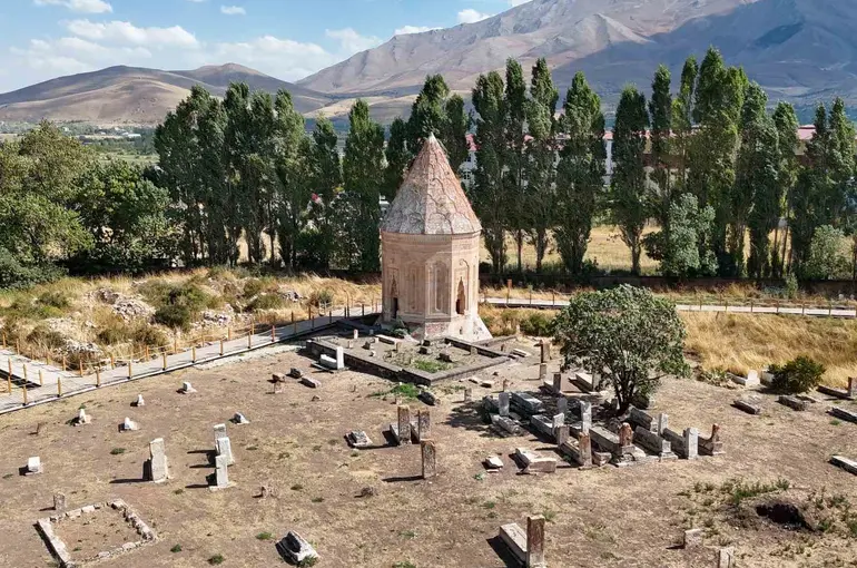 Tarihi Selçuklu Mezarlığı ve Halime Hatun Kümbeti’nde çalışmalar devam ediyor
