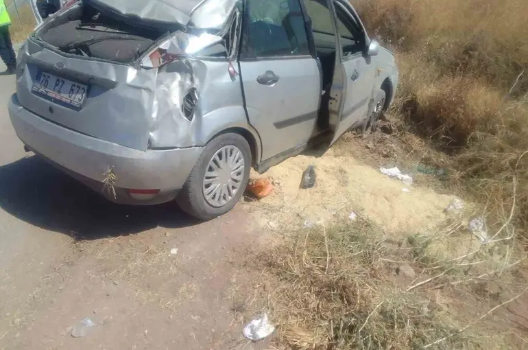 Tarım arazisine devrilen otomobilde 4 kişi yaralandı
