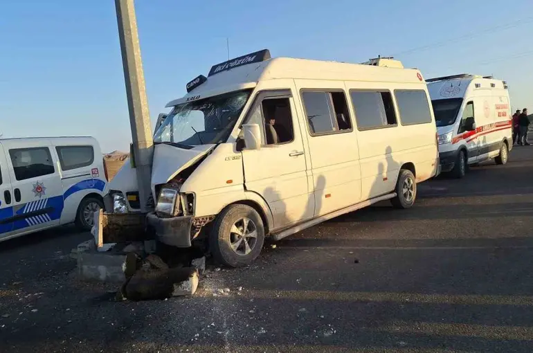 Tarım işçilerini taşıyan minibüs direğe çarptı: 15 yaralı
