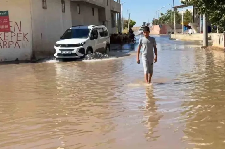 Tarımsal sulama suyu caddeleri göle çevirdi
