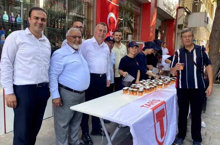 TARİŞ’ten Alaşehirlilere ücretsiz üzüm suyu ikramı
