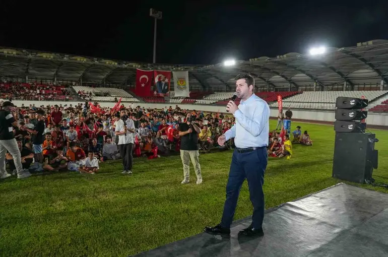 Tarsus’ta A Milli Takım maçı coşkuyla izledi
