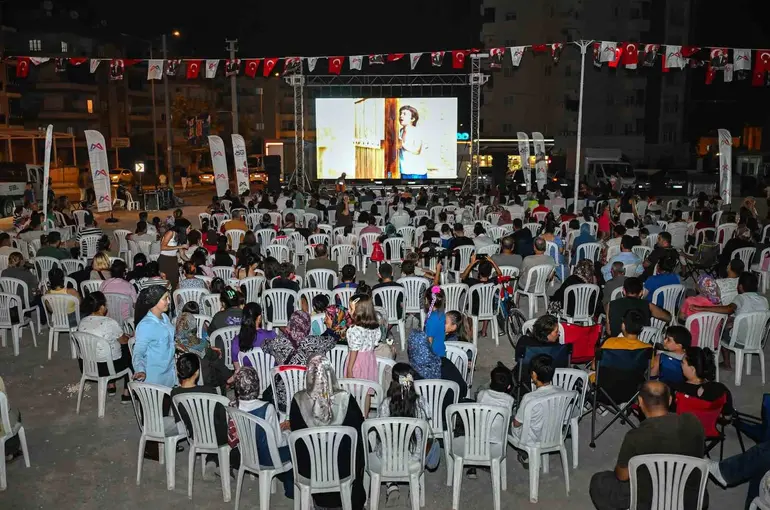 Tarsus’ta açık hava sineması nostaljisi: Mahalle sakinleri beyaz perdede buluştu
