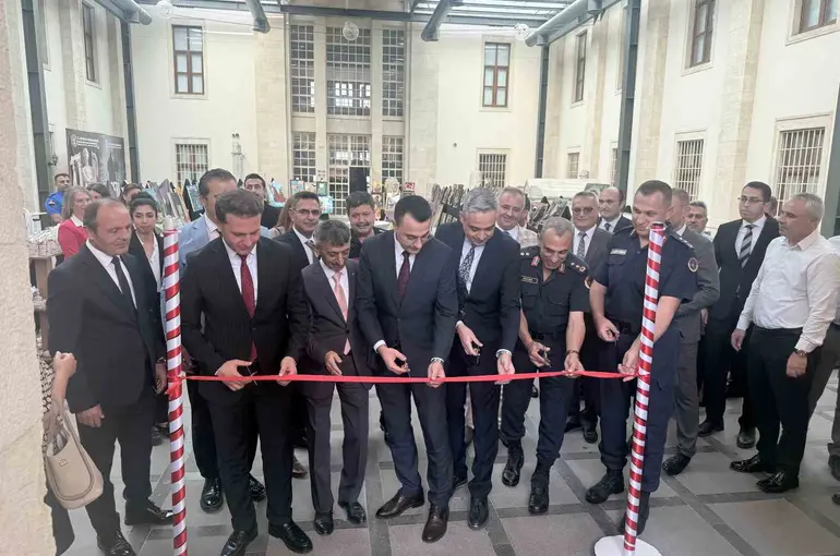 Tarsus’ta hükümlülerin el emeği eserleri sergilendi
