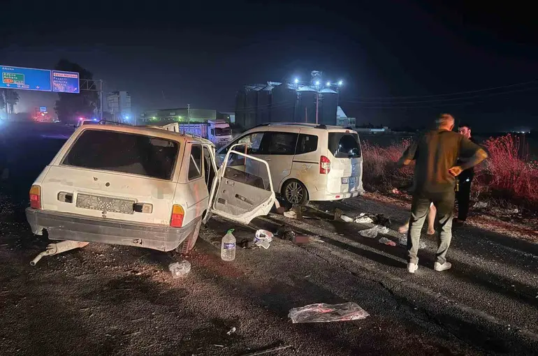 Tarsus’ta otomobil karşı şeride geçti: 1 çocuk öldü, 6 yaralı
