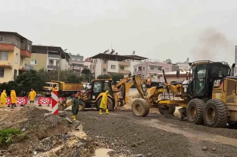 Tarsus’ta sağanak yağışlara ekipler anında müdahale etti
